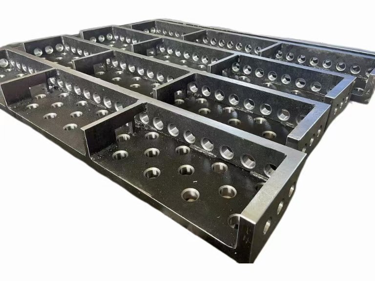 Ano ang tunay na gumagawa ng pinakamahusay na welding table top steel o cast iron